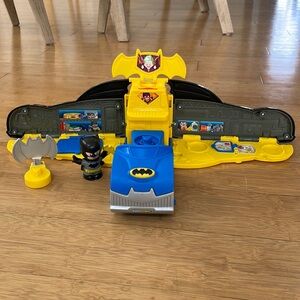 Fisher-Price Little People Toddler Toy DC Super Friends 2-in-1 Batmobile